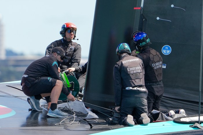 Экипаж Luna Rossa проверяет стаксельную систему
