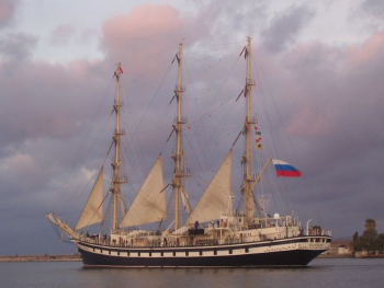 Парусник Паллада под парусами