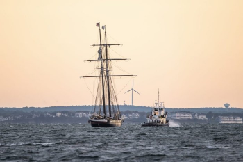 Шхуна Shenandoah уходит из Vineyard Haven