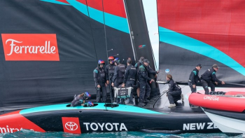 Команда Emirates Team New Zealand у стакселя