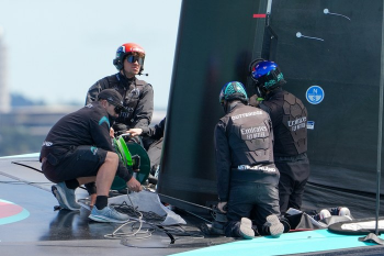 Экипаж Luna Rossa проверяет стаксельную систему