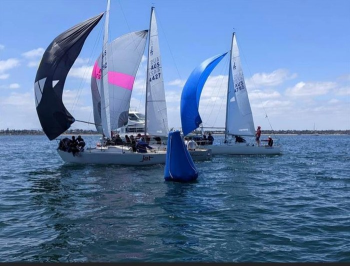 J/24 у поворотного знака
