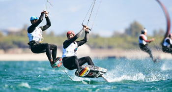 Спортсмены Formula Kite на гидрофойлах