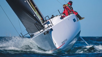 Beneteau First 36 SE — гоночный кокпит