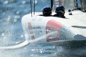 Emirates Team New Zealand — тренировочные гонки в Неаполе