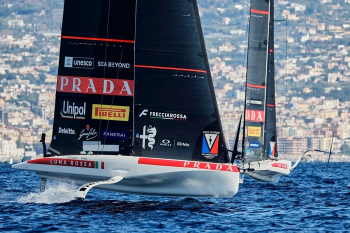 Luna Rossa в Неаполе — кадр 3
